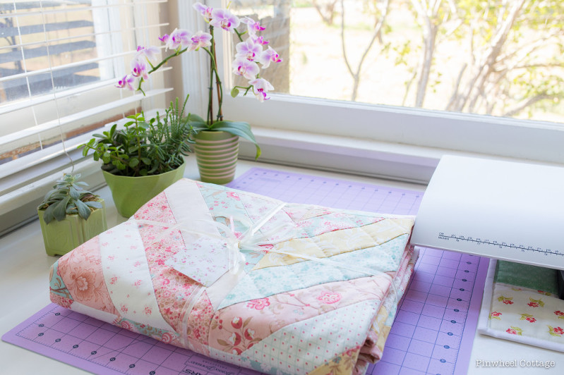 Printemps Quilt, Three Sisters quilt, jelly roll quilt, quilt with jelly strips, precut fabrics quilt, floral quilt, feminine quilt, quilts for girls, pink quilt, vintage quilt, antique quilt, quilt as you go, shirtings fabric quilt