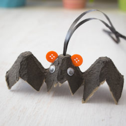 halloween egg carton crafts, halloween crafts for kids, black bat, vampire, kids crafts, diy halloween decoration