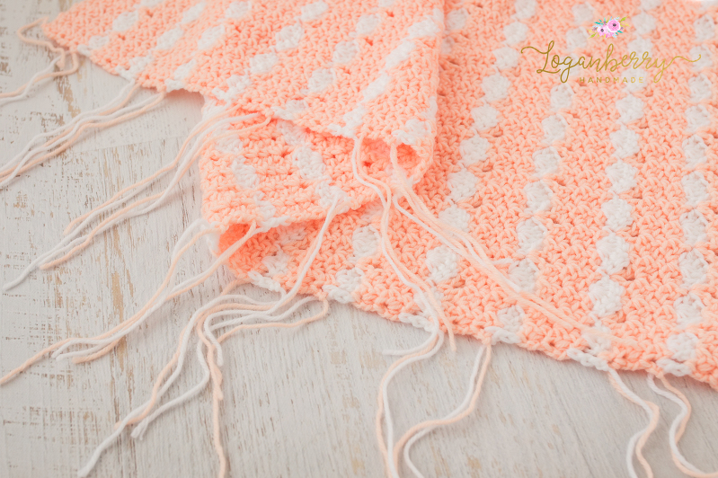 peaches and cream crochet baby blanket, baby blanket crochet pattern, crochet baby blanket tutorial, free crochet pattern, how to crochet a baby blanket, crochet blanket with scallop trim, scallop edge crochet blanket, peach blanket, pink and white blanket