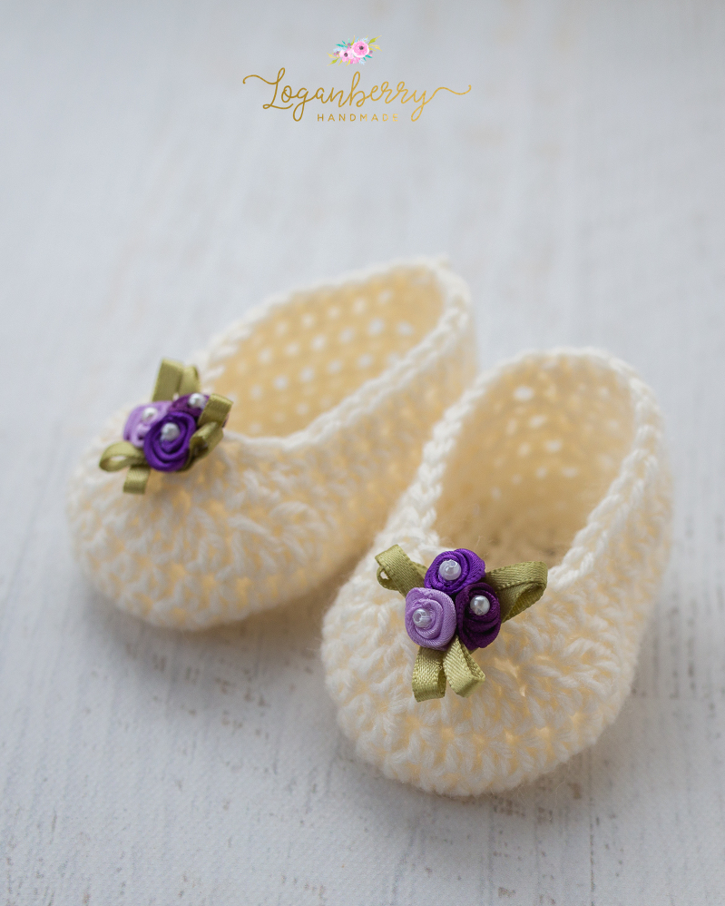 Crochet Baby Slippers + Free Pattern, crochet baby shoes, crochet shoes for girls, how to crochet baby shoes, crochet baby boots, crochet booties, things to crochet for a baby, newborn crochet gifts, baby shoes with bows, cream shoes, pink bow, purple bow