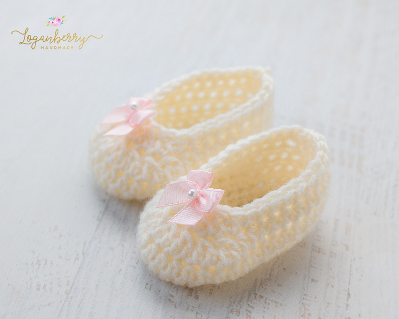 Crochet Baby Slippers + Free Pattern, crochet baby shoes, crochet shoes for girls, how to crochet baby shoes, crochet baby boots, crochet booties, things to crochet for a baby, newborn crochet gifts, baby shoes with bows, cream shoes, pink bow, purple bow
