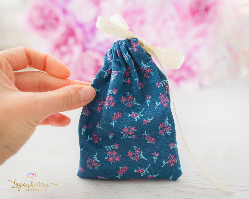 5-Minute Fabric Gift Bag + Tutorial + Free Pattern, diy gift bags, sewing drawstring bag, fabric bags, small pouch, coin pouch, bag and ribbon, sewing gifts, quick sewing projects, sewing for beginners, fat quarter bags