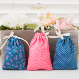 5-Minute Fabric Gift Bag + Tutorial + Free Pattern, diy gift bags, sewing drawstring bag, fabric bags, small pouch, coin pouch, bag and ribbon, sewing gifts, quick sewing projects, sewing for beginners, fat quarter bags