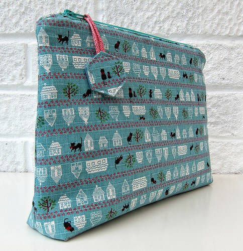 Zipper Bag Tutorial + Free Sewing Pattern, DIY, patchwork zipper bag, make-up bag, travel bag, easy sewing projects