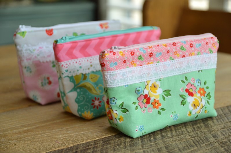 Laced Zipper Pouch Tutorial + Free Sewing Pattern, DIY, patchwork zipper bag, make-up bag, travel bag, easy sewing projects