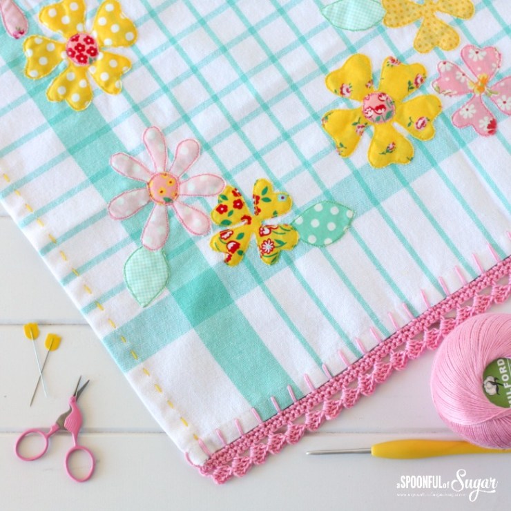 Spring Tea Towel Tutorial + Free Sewing Pattern, Sewing for your kitchen, sewing handmade gifts, easy sewing gifts, weekend sewing projects, housewarming gifts
