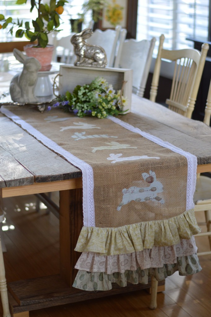 Spring Table Runner Tutorial + Free Sewing Pattern, Sewing for your kitchen, sewing handmade gifts, easy sewing gifts, weekend sewing projects, housewarming gifts