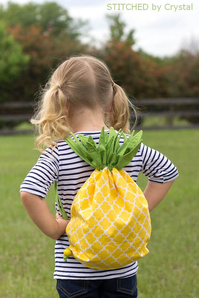 12 Sewing Projects for Summer Fun! + Free patterns + Tutorial, Pineapple back pack, draw string bag, hand bag, tote bag, bags for kids, fruit sewing
