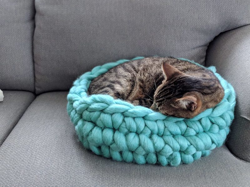 Chunky Yarn Cat Bed, Free Crochet Pattern, Jumbo Yarn, Tutorial, Pet Bed, Dog Bed, DIY, Handmade