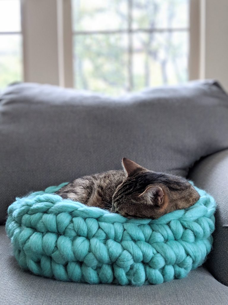 Chunky Yarn Cat Bed, Free Crochet Pattern, Jumbo Yarn, Tutorial, Pet Bed, Dog Bed, DIY, Handmade